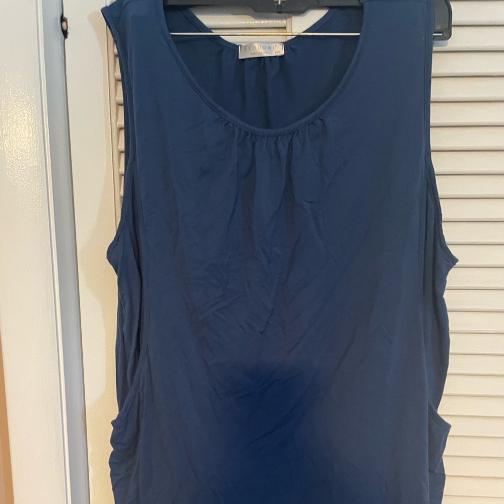 Sleeveless nursing maternity shirt
